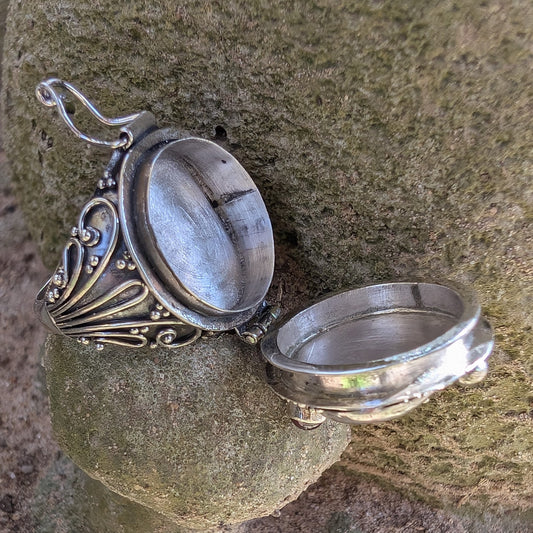 Swamp Seer - Bali Frog Poison Ring in Sterling Silver